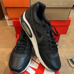 Nike Black Sneakers with Sleek Design and Cushioning